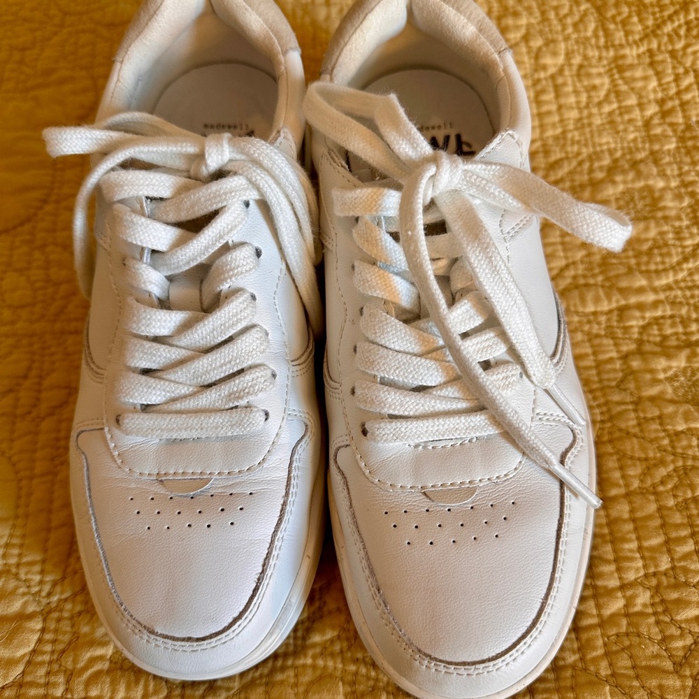 Madewell Court shoes in a women’s 6.5. Great shoes and in excellent condition.